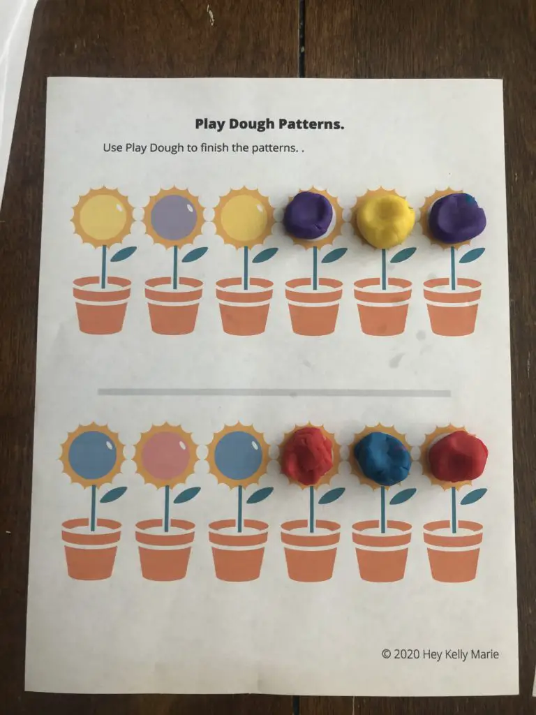 Play Dough Pattern mat to help preschoolers establish patterns through play